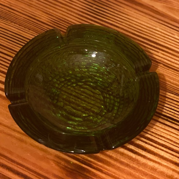VINTAGE GREEN GLASS ASHTRAY - Picture 6 of 7
